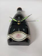 PERRIER: Wandklok in de vorm van een fles. Hoogte 30 cm. -