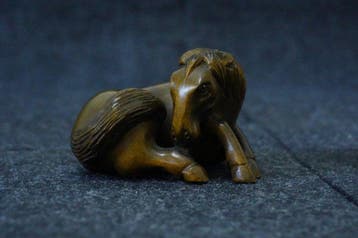 Gesigneerde Gyokusho boxhoutnetsuke van een rustend paard -
