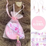 Babyshower gift met gelukspoppetje baby, button en armbandje, Hobby en Vrije tijd, Feestartikelen, Verzenden, Nieuw, Feestartikel