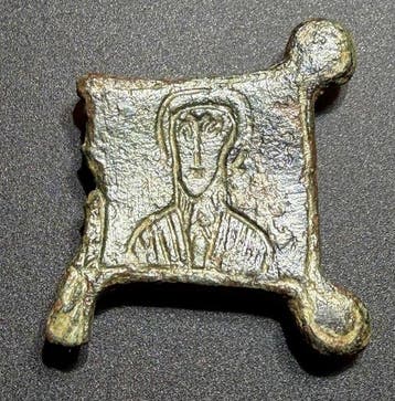 Byzantijns Brons Mooi fragment - een kruisarm waarop de