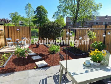 Hoekwoning met vrij uitzicht op plantsoen. (Monnickendam)