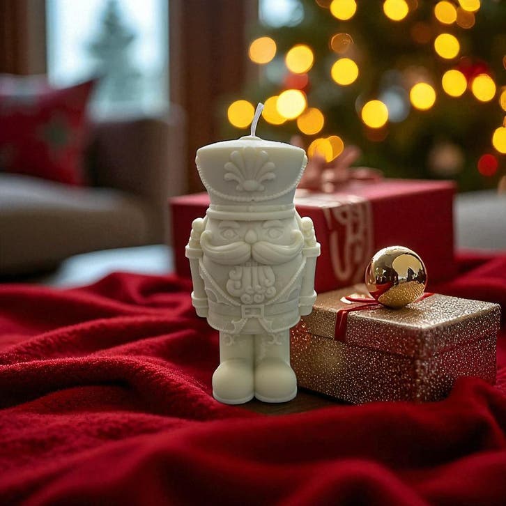 Notenkraker kaars, Huis en Inrichting, Woonaccessoires | Kandelaars en Kaarsen, Nieuw, Minder dan 25 cm, Verzenden