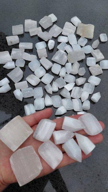 Collectie Seleniet mineralen - ruw, punten etc.- 2.6 kg -, Verzamelen, Mineralen en Fossielen