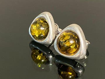 Pure Glow Elegance: Luxueuze 925 zilveren driehoekoorbellen