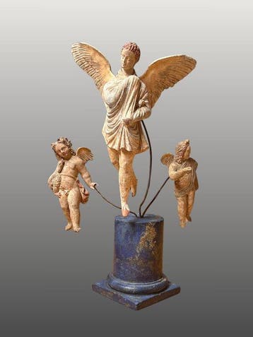 Grece Terracotta Statuet van Nike omringd door twee