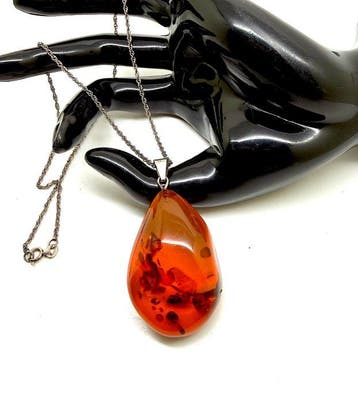 Zilveren halskettinghanger met natuurlijk Baltisch amber,