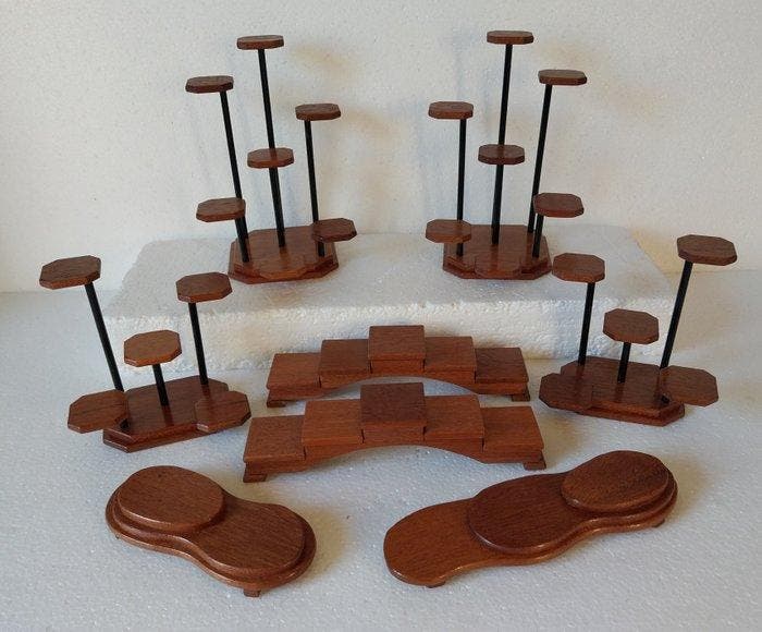 Standaard - 8 houten stands met totaal 39 kleine displays, Antiek en Kunst, Curiosa en Brocante