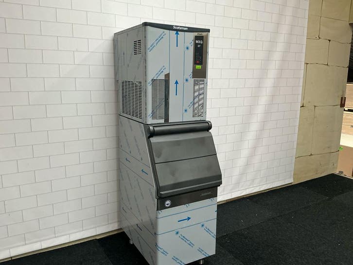 Scotsman ijsblokjes machine mxg 327 met bunker 152 KG, Zakelijke goederen, Horeca | Keukenapparatuur, Nieuw in verpakking, Koelen en Vriezen