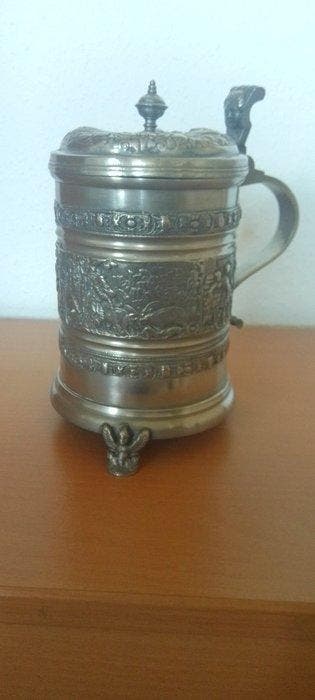 Kruik - Krug - Tin - Motieven uit de Middeleeuwen
