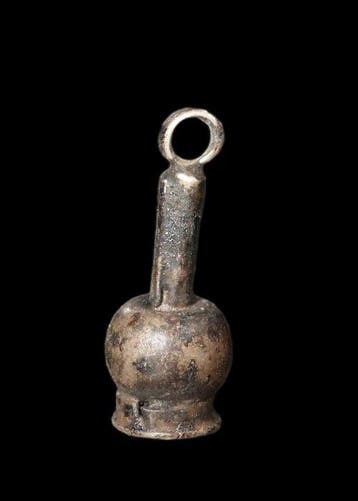Oude Egypte, Nieuwe rijk Zilver Poppy Amulet (Zonder