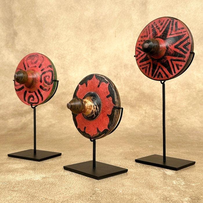 NO RESERVE PRICE - Stunning Set of 3 spinning tops - Gasing, Antiek en Kunst, Kunst | Designobjecten