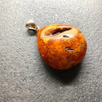 Grote oude natuurlijke Baltische amberhanger 28,5 g -