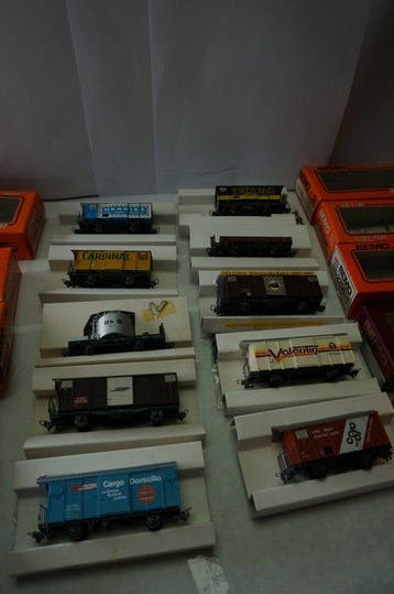 Bemo H0m - Treinset (10) - 10 Bemo Zwitserse goederenwagens, Hobby en Vrije tijd, Nieuw