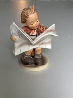 Goebel - Beeldje - Goebel Hummel  Jongen met krant  -