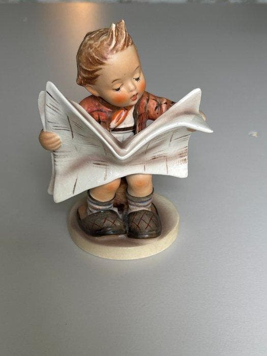 Goebel - Beeldje - Goebel Hummel  Jongen met krant  -, Antiek en Kunst, Curiosa en Brocante