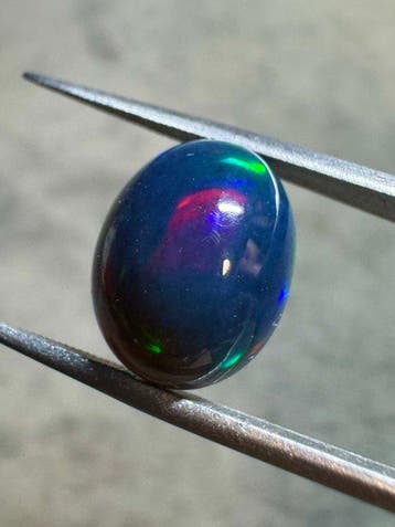 Zwarte opaal uit Ethiopië - 5,17 ct ovale cabochon- 1.03 g