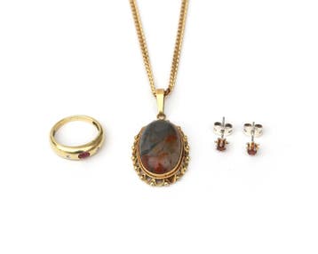 14 krt. geelgouden sieraden, w.o. hanger met mos agaat, Nieuw