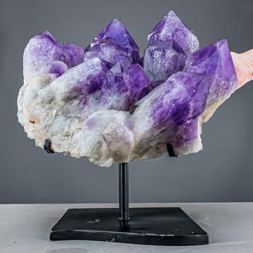 Amethist met phantomkristallen uit Bolivia op een standaard, Verzamelen, Mineralen en Fossielen