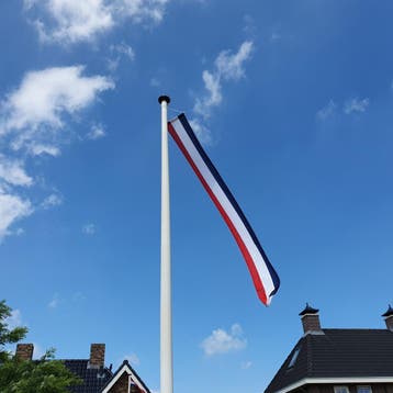 NR 27: Nederlandse wimpel 500 cm marineblauw met stokje., Nieuw