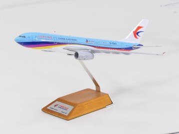 Schaal 1:200 JC Wings ACLH2132 CHINA EASTERN Airbus 330-2..., Hobby en Vrije tijd, Ophalen of Verzenden, Zo goed als nieuw