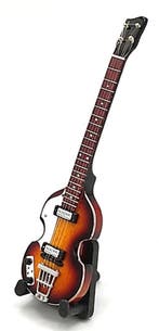 Baby miniatuur replica Höfner basgitaar 15 cm Paul McCartney, Ophalen of Verzenden, Nieuw, Pop, Beeldje of Miniatuur