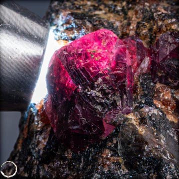 Zeldzaam natuurlijk robijn-ruw kristal op matrix – intens