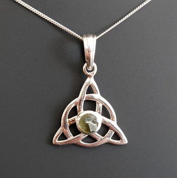 MOLDAVITE. Hanger met Keltisch symbool en bijpassende, Verzamelen