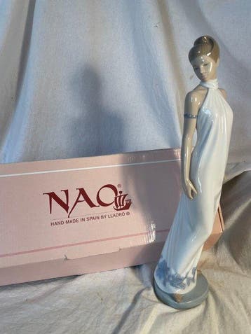 Nao by Lladró - Beeldje - N° 1205 - Élégance dans sa boite, Antiek en Kunst