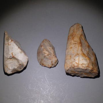 Michelsberg, Neolithisch 3 grote vuurstenen, 11 cm lang. Mes