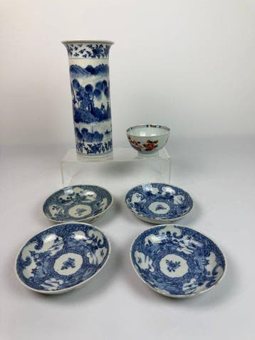 Divers Porselein Groep — Blauw-wit & Imari, Vijf Stukken -