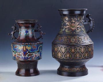 2 Japanse bronzen vazen. in brons en polychroom