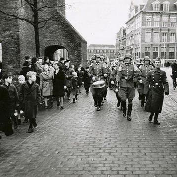 De Tweede Wereldoorlog in honderd fotos, Ophalen of Verzenden, Nieuw
