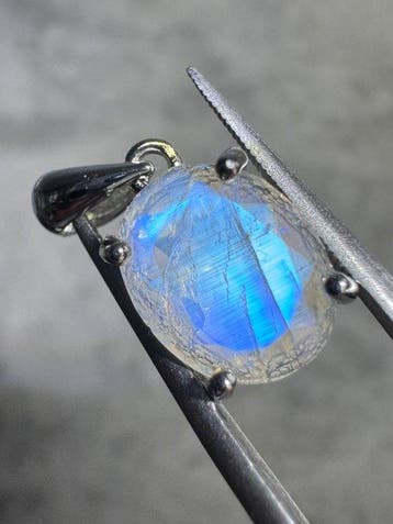 Hanger met natuurlijke maansteen met facetten + 925 zilver.