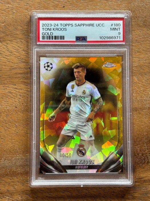 2023/24 Topps Chrome UCL Toni Kroos /50 #180 Serialized card, Verzamelen, Stickers