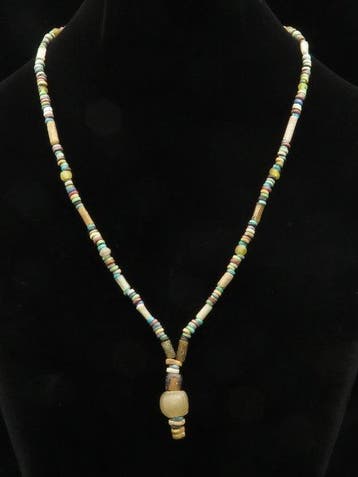Oud-Egyptisch Sieraad gemaakt van glazen en faience mummie