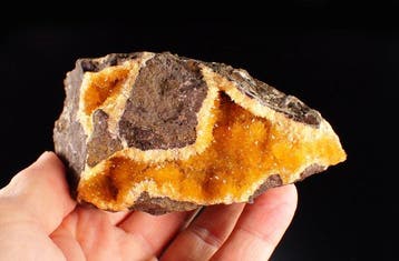 fluorescerend oranje calciet Kristallen op matrix - Hoogte: