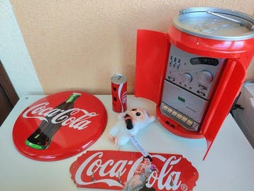 Coca-Cola - reclamesign, radio, fotocamera, labubu en