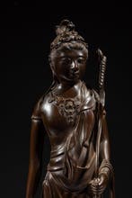 Brons - Een bronzen OKimono waarop de godin Kannon staand is, Antiek en Kunst