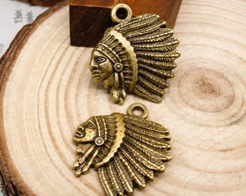 2 x Metalen bedel Indiaan 22 x 18 mm – oogje 1,5 mm – ge, Ophalen of Verzenden, Nieuw, Bedel