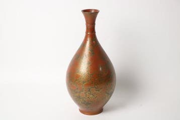 Antiek-stijl bronzen vaas met gemarmerde rode, goudkleurige