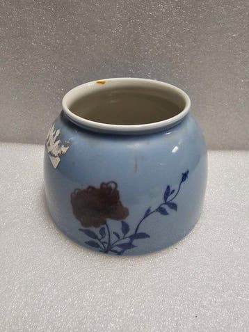 Oude Chinese porseleinen pot met blauw fonds, bloemendecor