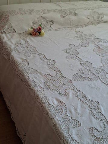Charmante bedsprei met veel fijne Burano-kanten, met de hand