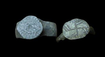 veel 2 versierde bronzen ringen (Zonder minimumprijs)