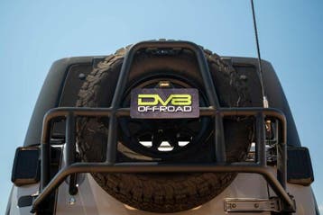 DV8 07-18 Jeep Wrangler JK Body Mounted Tire Carrier, Ophalen of Verzenden, Nieuw