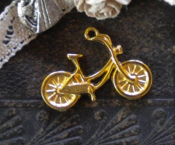 4 x Metalen bedel van een oma fiets 18 x 26mm goud kleur, Ophalen of Verzenden, Nieuw, Bedel