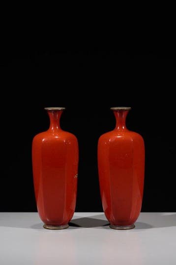 Vaas - Een cloisonné-vaas met een draak op een