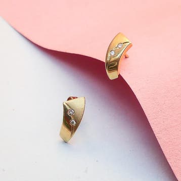 Gouden oorstekers met diamant; 0,02 ct. (Oorbellen), Gebruikt, Ophalen of Verzenden, Met edelsteen, Goud