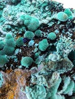 Een fijn, gevarieerd exemplaar van malachiet in het, Verzamelen