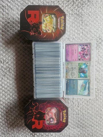Pokémon Box - Team Rocket tin z Persianem i Mewtwo + 500, Nieuw