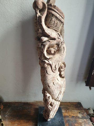Makara, mythisch monster, en een man met een pauw. - Hout -
